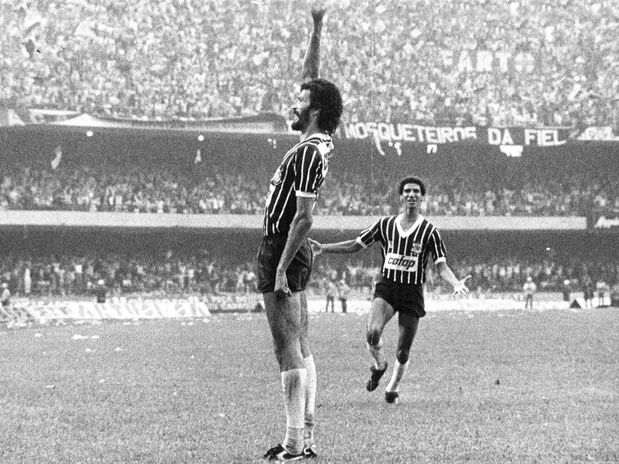 24 de junho socrates reproduzindo gesto dos panteras negras foto 3 fonte blog Brasil Maranhao
